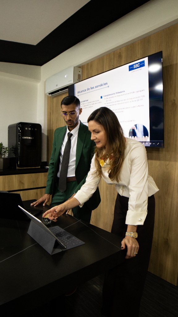 Equipo SSC revisando el alcance de servicios en sala de juntas